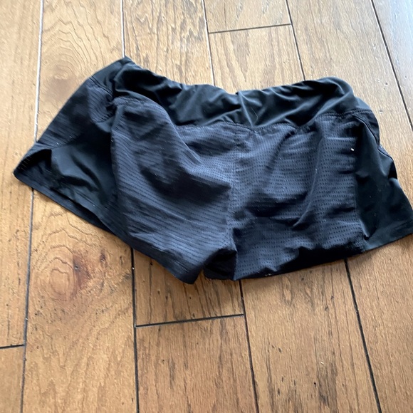 Woman’s athletic shorts - Picture 2 of 2